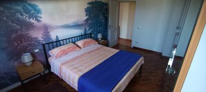 2 soverom, strykejern/-brett, reiseseng for barn og wi-fi (inkludert)
