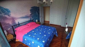 2 habitaciones, tabla de planchar con plancha y cuna de viaje 