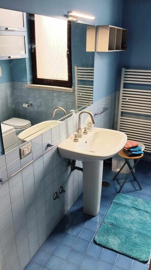 Boblebad, hårføner, bidé og håndklær