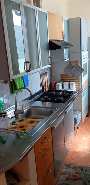 Kühlschrank, Ofen, Herdplatte, Wasserkocher mit Kaffee-/Teezubehör