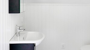 House | Bathroom - 4 Person Holiday Home in Stravalla (Stråvalla)