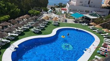Una piscina al aire libre