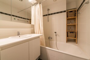 Apartment | Bathroom - Apartment in Koksijde With Stunning Sea View (Koksijde)