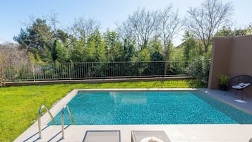 Vila | Piscina | Piscina interna, piscina externa