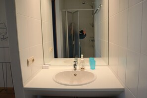 Apartment | Bathroom - Apartment in Nieuwpoort With Ocean Views (Nieuwpoort)
