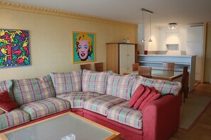 Apartment | Living area - Apartment in Nieuwpoort With Ocean Views (Nieuwpoort)