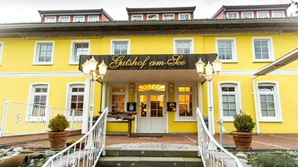 Ein gelbes Gebäude mit einem Schild, auf dem 