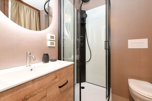 シャワー、ヘアドライヤー、タオル