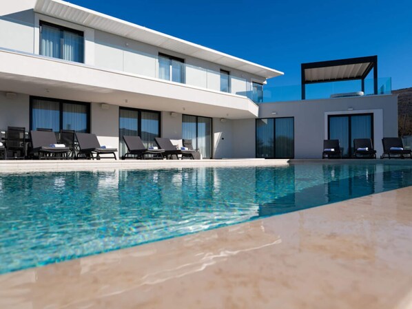 Outdoor pool - Lea Comfortable Holiday Residence (Rasa)