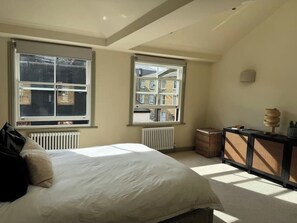 2 bedrooms, desk, iron/ironing board, WiFi