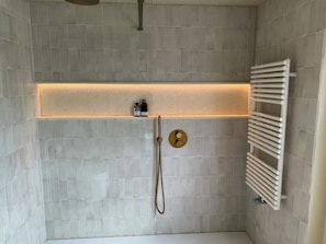 Shower, hair dryer, towels, soap - Martin & Richard's House in London Fields (London)