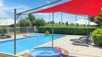 Huis | Zwembad | Een binnenzwembad en een buitenzwembad