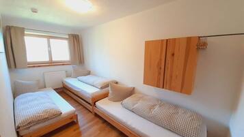 Rumah | 2 kamar tidur dan dilengkapi dengan perabotan berbeda-beda