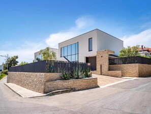 Villa | Exterior