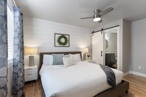 4 habitaciones, escritorio y tabla de planchar con plancha 