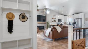 Smart TV, chimenea, tenis de mesa y oficina