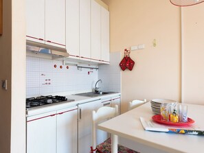 Kühlschrank, Herdplatte, Kochgeschirr/Geschirr/Besteck