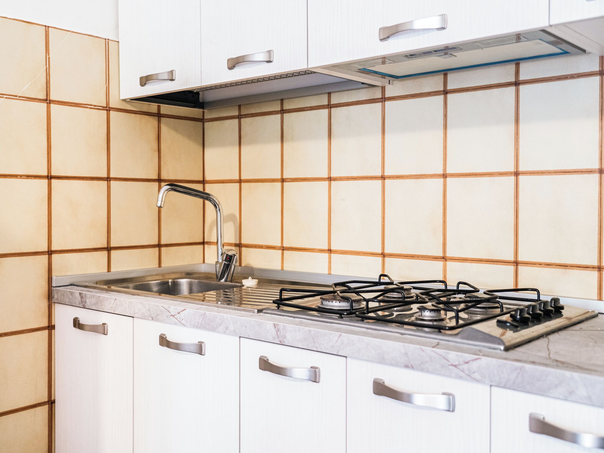 Geladeira, micro-ondas, cooktop, talheres/pratos/utensílios de cozinha