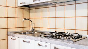Geladeira, micro-ondas, cooktop, talheres/pratos/utensílios de cozinha