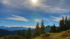 A mountainous landscape with a clear sky and a rainbow. - Hofatsblick With Sauna (Fischen im Allgaeu)