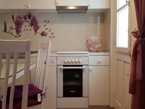 Apartment | Eigene Küche | Kühlschrank, Ofen, Herdplatte, Geschirrspüler