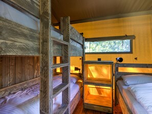 Lều | 2 phòng ngủ, trang bị nội thất với thiết kế riêng biệt, bộ trải giường 