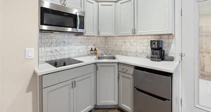 Cottonwood Haven: 1 Bed, 1 Bath + Games!