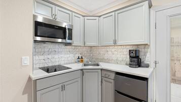 Kylskåp, mikrovågsugn, ugn och spishäll