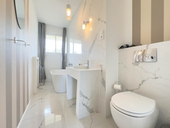 Dusche, Haartrockner, Handtücher