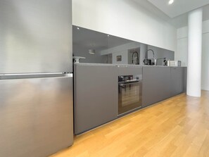 冷蔵庫、電子レンジ、オーブン、食器洗い機