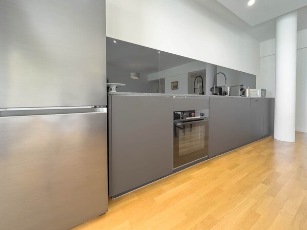 Een koelkast, een microgolfoven, een oven, een vaatwasser