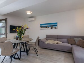 Dining - Villa Irma Comfortable Holiday Residence (Bale)