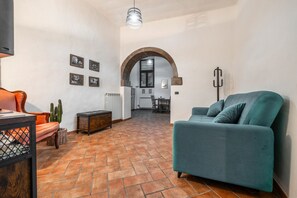 TV - Apartment 'La Dimora Del Sor Bruno' with Wi-Fi (Viterbo)