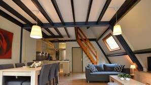 Un loft moderne comprenant un espace repas, une cuisine et un salon.