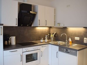 House | Private kitchen | Oven, electric kettle, toaster - Beach Whispers Modern Retreat (Garding)