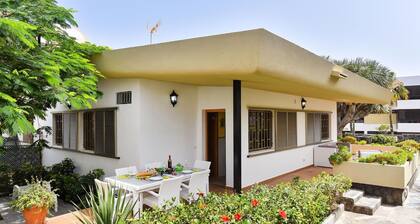 Belvilla by OYO Beach House Adelfas