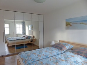 Departamento | 2 habitaciones, muebles diferentes y tabla de planchar con plancha 