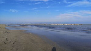 A beach with a clear sky and calm waters. - Cypressa Modern Retreat (Montefiore dell'Aso)