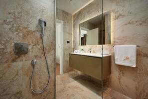 Exclusieve villa, uitzicht op zee | Badkamer | Een hydromassagedouche, een haardroger, handdoeken