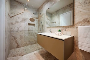 Exclusive Villa, Sea View | Bathroom | Hydromassage showerhead, hair dryer, towels