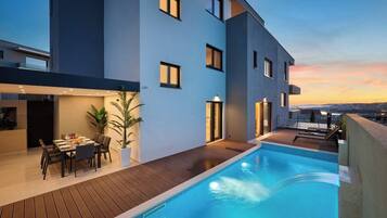 Seasonal outdoor pool, sun loungers