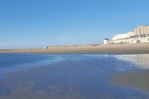 A beach with a building in the background. - Lovely Apartment in Borkum (Borkum)