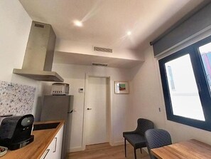 Appartement | Cuisine privée | Bouilloire électrique, grille-pain, chaise haute