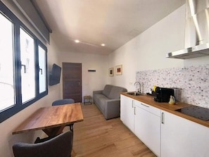 Appartement | Cuisine privée | Bouilloire électrique, grille-pain, chaise haute