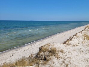 A beach with clear water and a sandy shore. - Hustadt in the Heart of Zingst (Zingst)
