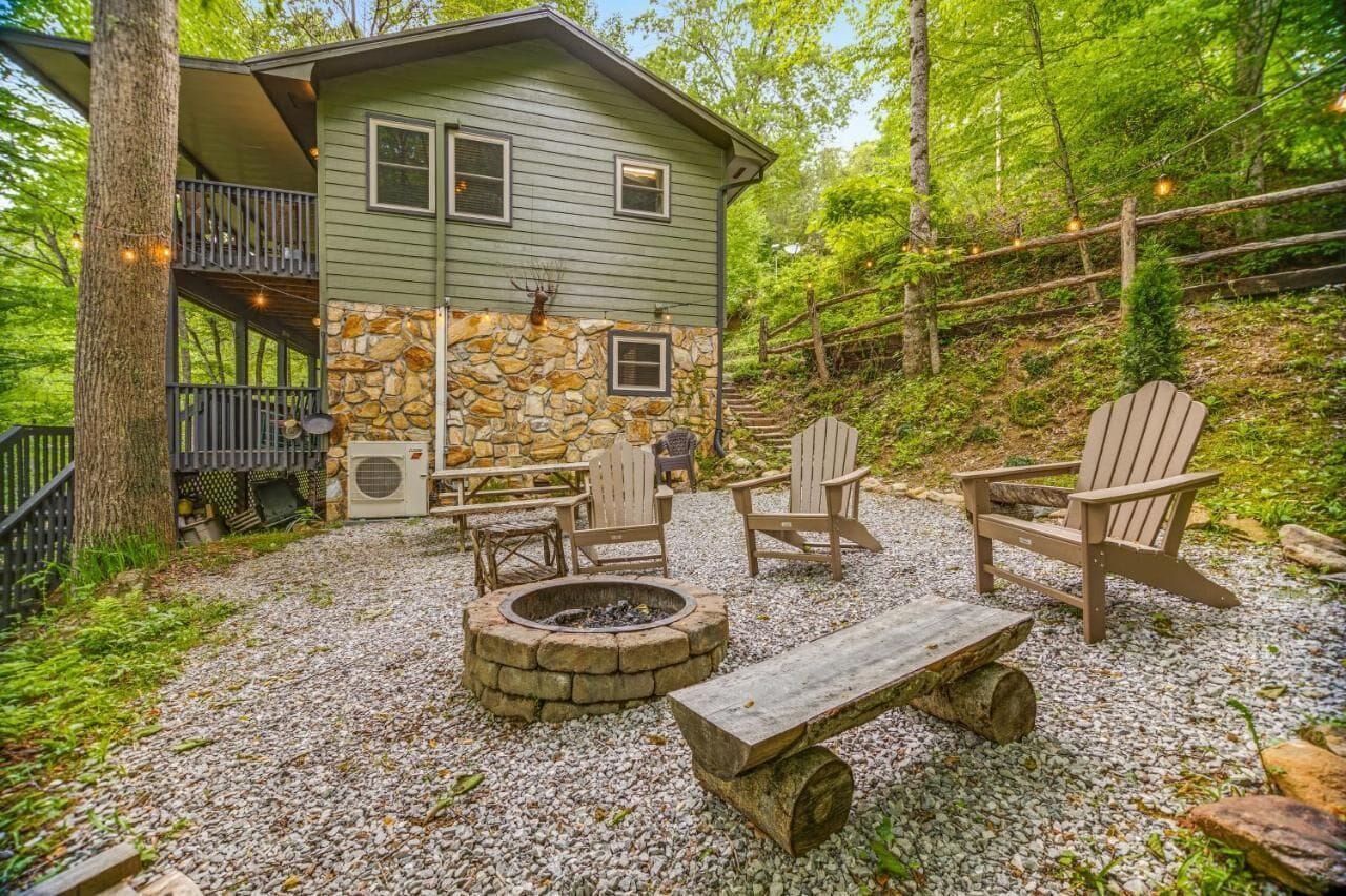 Rustic 2BR Cabin, Mountain Views & Fishing