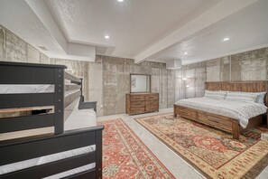 3 bedrooms, desk, iron/ironing board, free WiFi