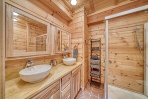 Shower, hair dryer, towels - Hot Tub• Majestic Views•Remote Getaway (Howard)