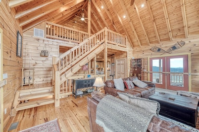 Hot Tub• Majestic Views•Remote Getaway