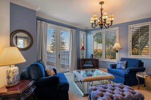 Een televisie, een open haard en een kantoor